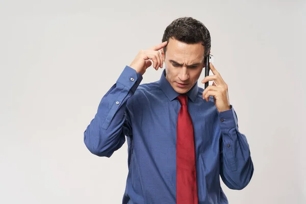 Zakenman in shirt met stropdas praten op de telefoon manager — Stockfoto