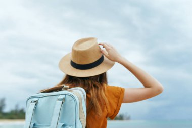 Kadın turist sırt çantası. Temiz hava tatili.