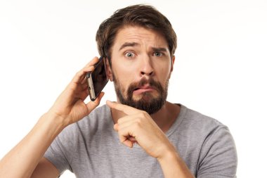 Telefonda konuşan adamın duygu teknolojisi arka planda izole edilmiş.