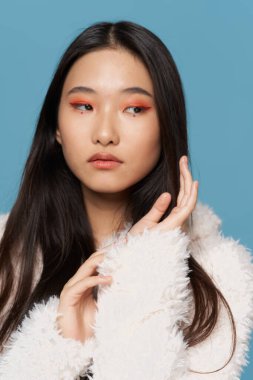 Güzel kadın Asyalı görünümü kozmetik lüks mavi arka plan