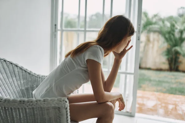 Kobieta w domu depresja niezadowolenie samotność wnętrze — Zdjęcie stockowe