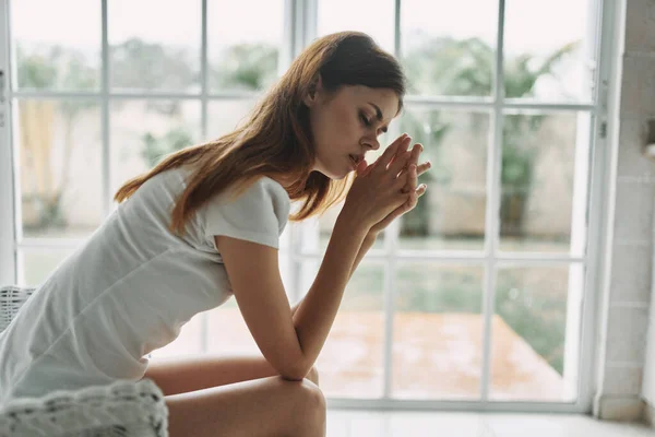 Vrouw zitten thuis glas in lood ramen interieur depressie eenzaamheid — Stockfoto