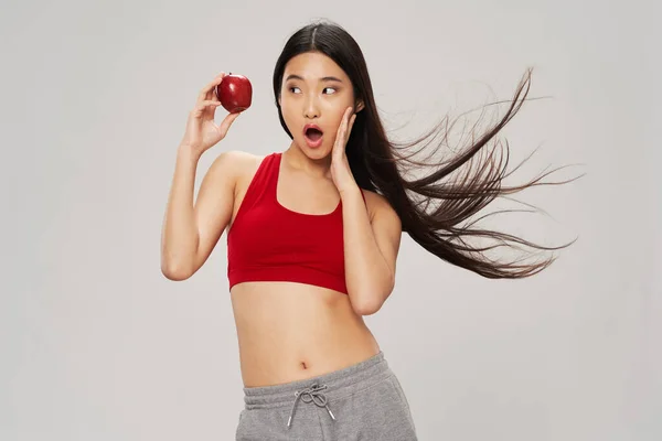 身材苗条、手里拿着苹果的亚洲女人饮食健康 — 图库照片