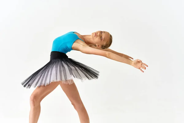 Mujer bailarina danza rendimiento movimiento estudio aislado fondo — Foto de Stock