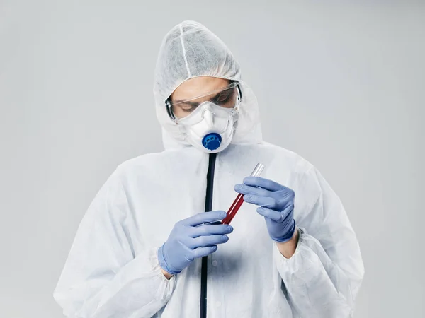 Male laboratory assistant wearing protective medical clothing tests coronavirus — Stock Photo, Image