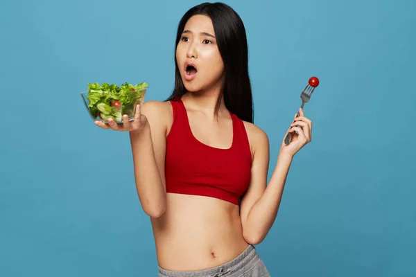Asijské žena štíhlá postava talíř s salátem svačinka — Stock fotografie