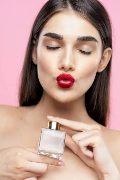 Hezká žena nahá ramena parfém kosmetika červené rty — Stock fotografie