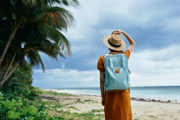 Mulher caminhante com mochila na natureza praia liberdade férias — Fotografia de Stock