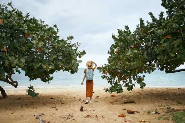 Woman tourist with backpack on island beach landscape travel — Stock Photo, Image