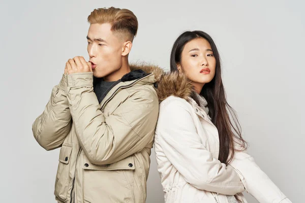 Jeune couple asiatique apparence hiver vestes mode — Photo