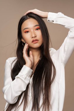 Kadın Asyalı görünüşü kozmetik cazibesi lüks, soyutlanmış bir arka plan