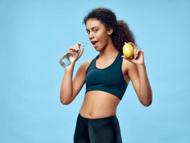 Spor kadını sıska beden su şişesi limon sağlığı