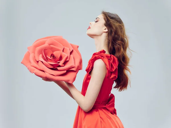 Mulher em vestido vermelho rosa flor charme isolado fundo — Fotografia de Stock