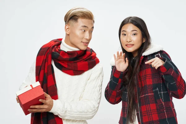 Jeune asiatique couple surprise cadeau vacances noël — Photo