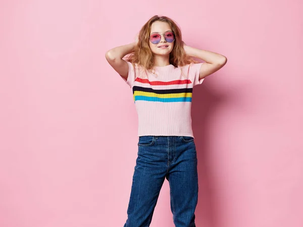 현대 의상을 입고 있는 소녀 핑크 색 배경 — 스톡 사진