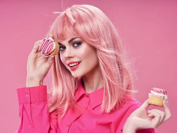 Glamorosa mujer rosa pelo pasteles dulces modelo — Foto de Stock