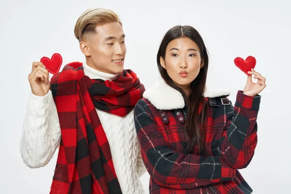 Νεαρό ζευγάρι σε χειμωνιάτικα ρούχα καρδιές στα χέρια αγαπούν τη φιλία — Φωτογραφία Αρχείου