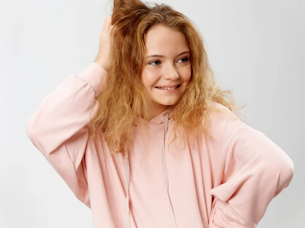 Meisje met krullend haar modieuze kleding glimlach geïsoleerde folie — Stockfoto