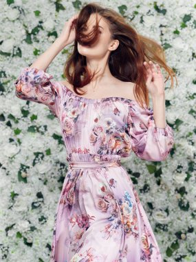 Elbiseli kadın çiçek desenli.