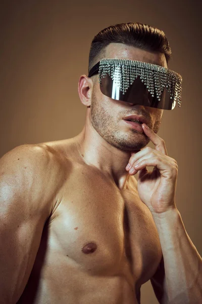 スポーティな男でポンプボディファッションメガネモデル — ストック写真