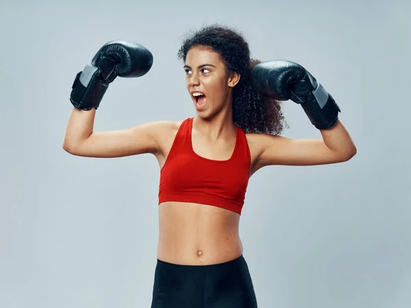 Femme sportive en gants de boxe entraînement gymnase exercice — Photo