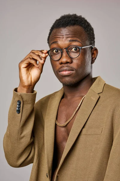 Man afrikaanse verschijning in pak bril elegante stijl — Stockfoto