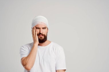 İnsan başı ve kolu yaralanmış. Sağlık sorunları var.