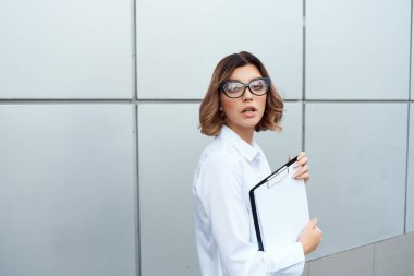 Kağıtlar için klasörü olan takım elbiseli kadın profesyonel olarak izole edilmiş arka plan