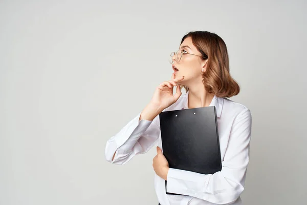 Femme d'affaires en chemise blanche documents gestionnaire travail de bureau — Photo
