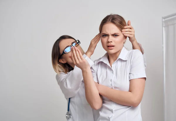 Enfermera paciente examen salud cuidado luz fondo — Foto de Stock