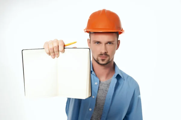 Trabalhador em uma camisa azul emoções profissional isolado fundo — Fotografia de Stock