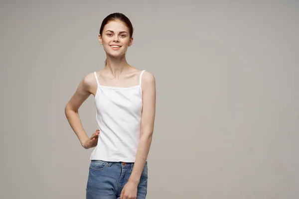 Mulher alegre na saúde de ombros de aquecimento de camiseta branca — Fotografia de Stock