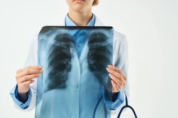 Lekarz w białym fartuchu z rentgenowską opieką zdrowotną — Zdjęcie stockowe