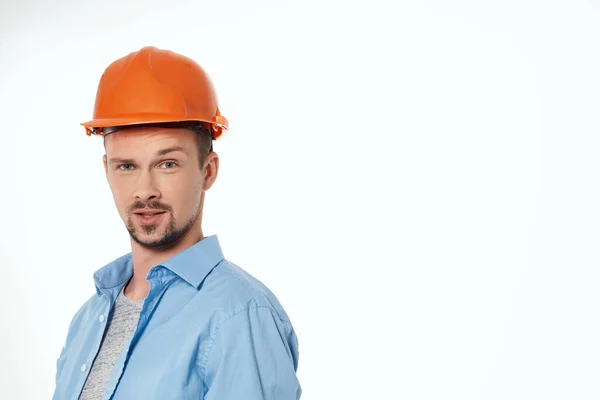 주황색 헬멧을 쓴 남자, 외따로 떨어져 있는 배경 — 스톡 사진