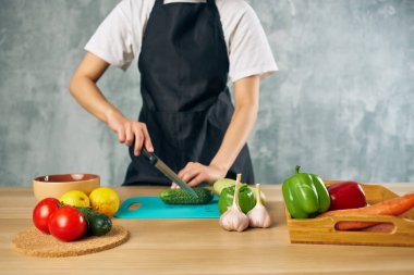 Ev hanımı sağlıklı salata yiyor.