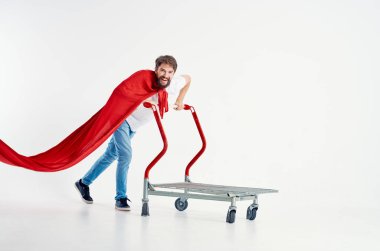 Kırmızı pelerinli neşeli bir adam, izole edilmiş bir kutuda naklediliyor.