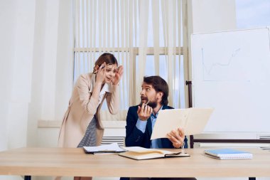 Çalışma arkadaşları masaüstü iletişim finans ekibi