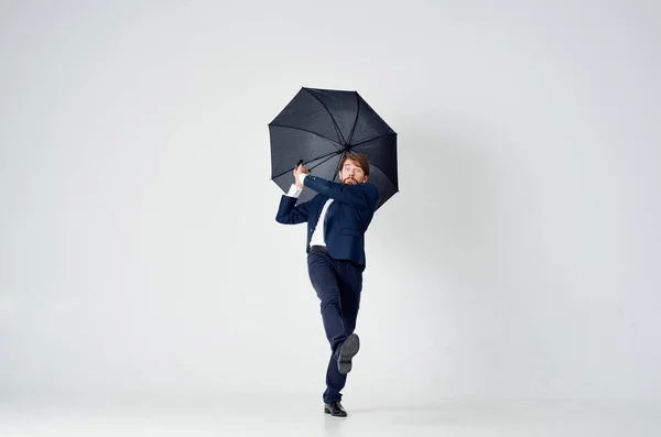 Man in pak met een paraplu in zijn handen elegante stijl weer regen — Stockfoto