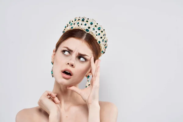 Principessa con una corona sul suo modello di trucco testa sfondo isolato — Foto Stock