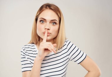 Çizgili tişörtlü sarışın kız. Duyguları olan. Eğlenceli bir hayat tarzı.