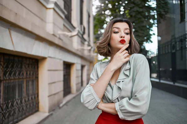 Vacker kvinna med röda läppar går ner gatan vila — Stockfoto