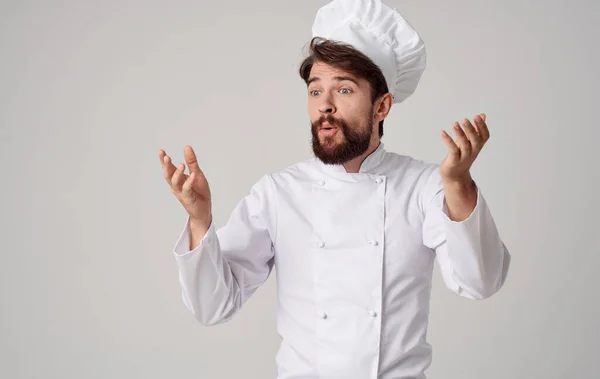 Barbuto uomo lavoro uniforme professione cucina roba luce sfondo — Foto Stock