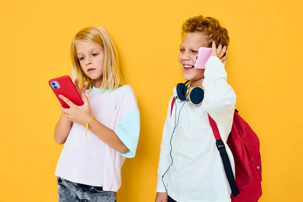 Nastolatek chłopiec i dziewczyna używać gadżety ze słuchawkami Studio koncepcji edukacji — Zdjęcie stockowe