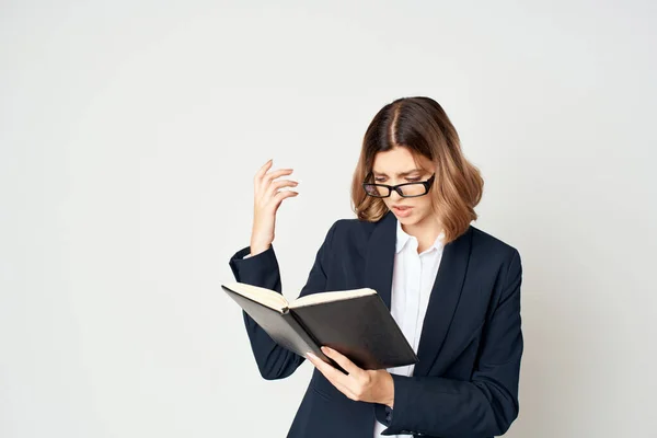 Manager avec lunettes exécutif lumière arrière-plan émotions — Photo