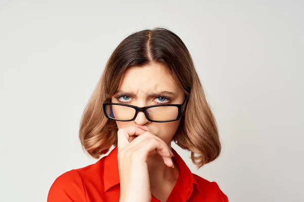 Allegra donna d'affari con una camicia rossa che indossa occhiali da lavoro manager — Foto Stock