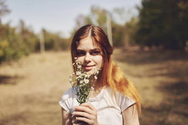 Mulher segurando flores natureza Estilo de vida verão — Fotografia de Stock