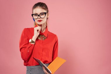 Gözlüklü iş kadını kırmızı gömlekli sekreter profesyonel pembe arka plan