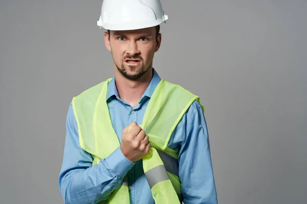 Man in de bouw uniforme bescherming Werken beroep lichte achtergrond — Stockfoto