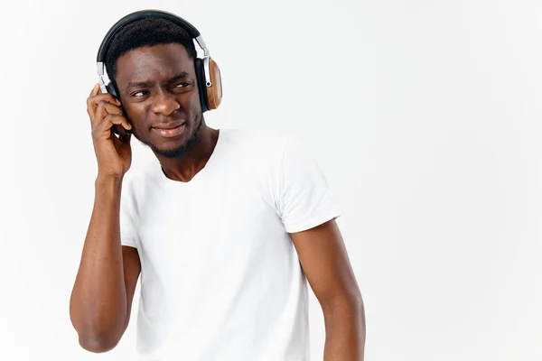 Hombre africano apariencia en auriculares música amante estilo de vida aislado fondo — Foto de Stock