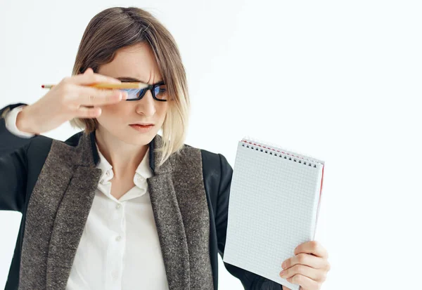 Mulher com óculos de trabalho gerente bloco de notas de escritório em mãos — Fotografia de Stock
